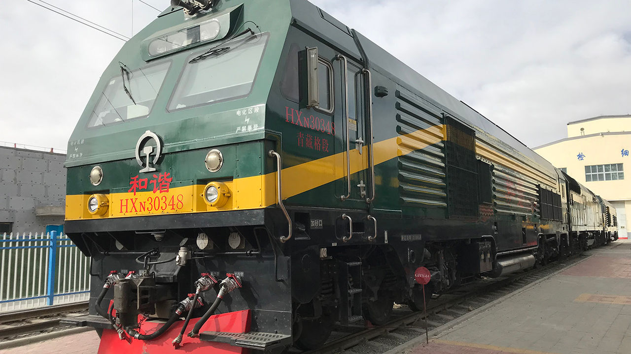 HXN3 locomotive used on the Tibetan Sky Road